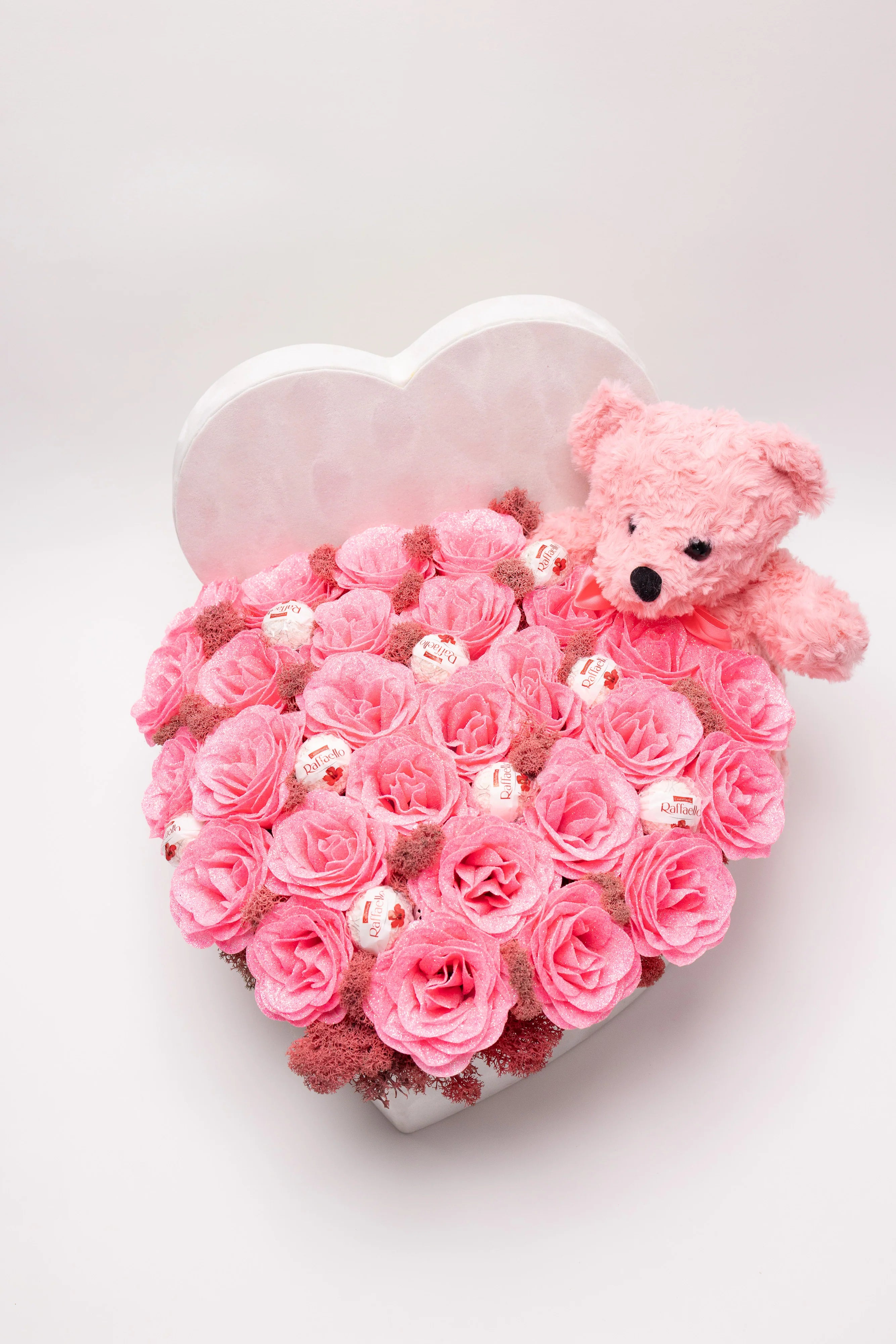 Aranjament Inimă 41 Trandafiri Săpun Roz, Raffaello & Ursuleț
