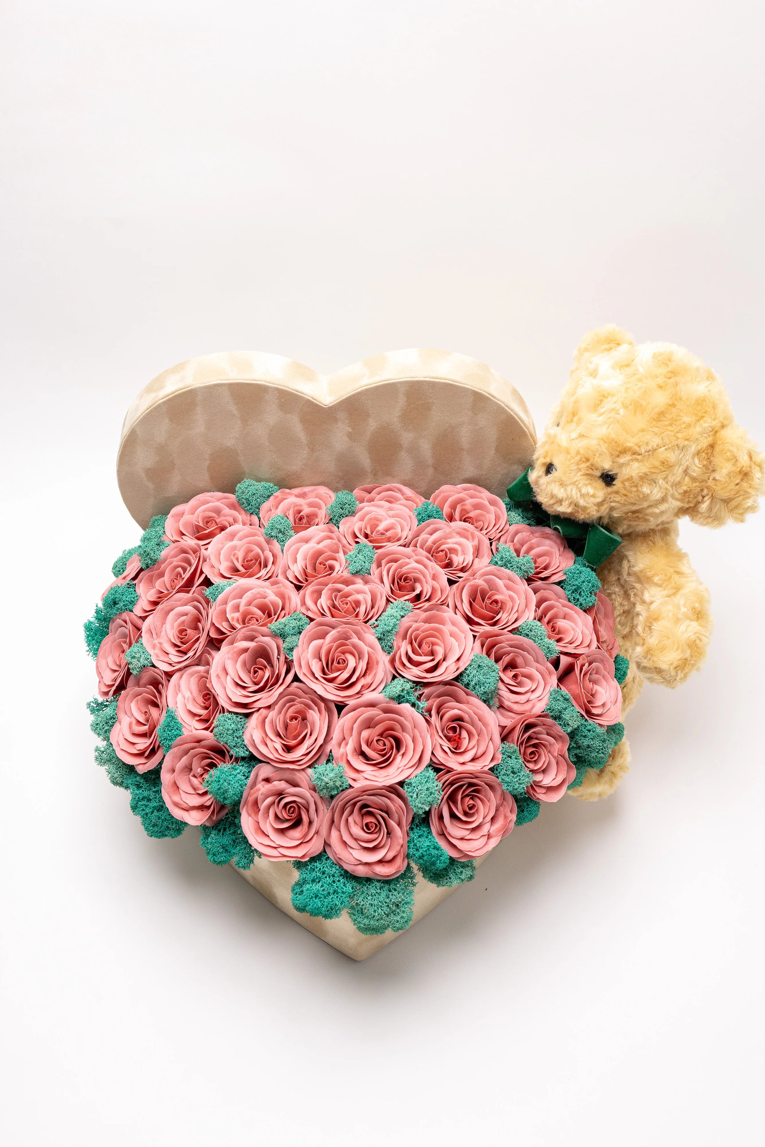 Aranjament Inimă Bej cu 41 Trandafiri Imperiali Roz Prăfuit & Ursulet