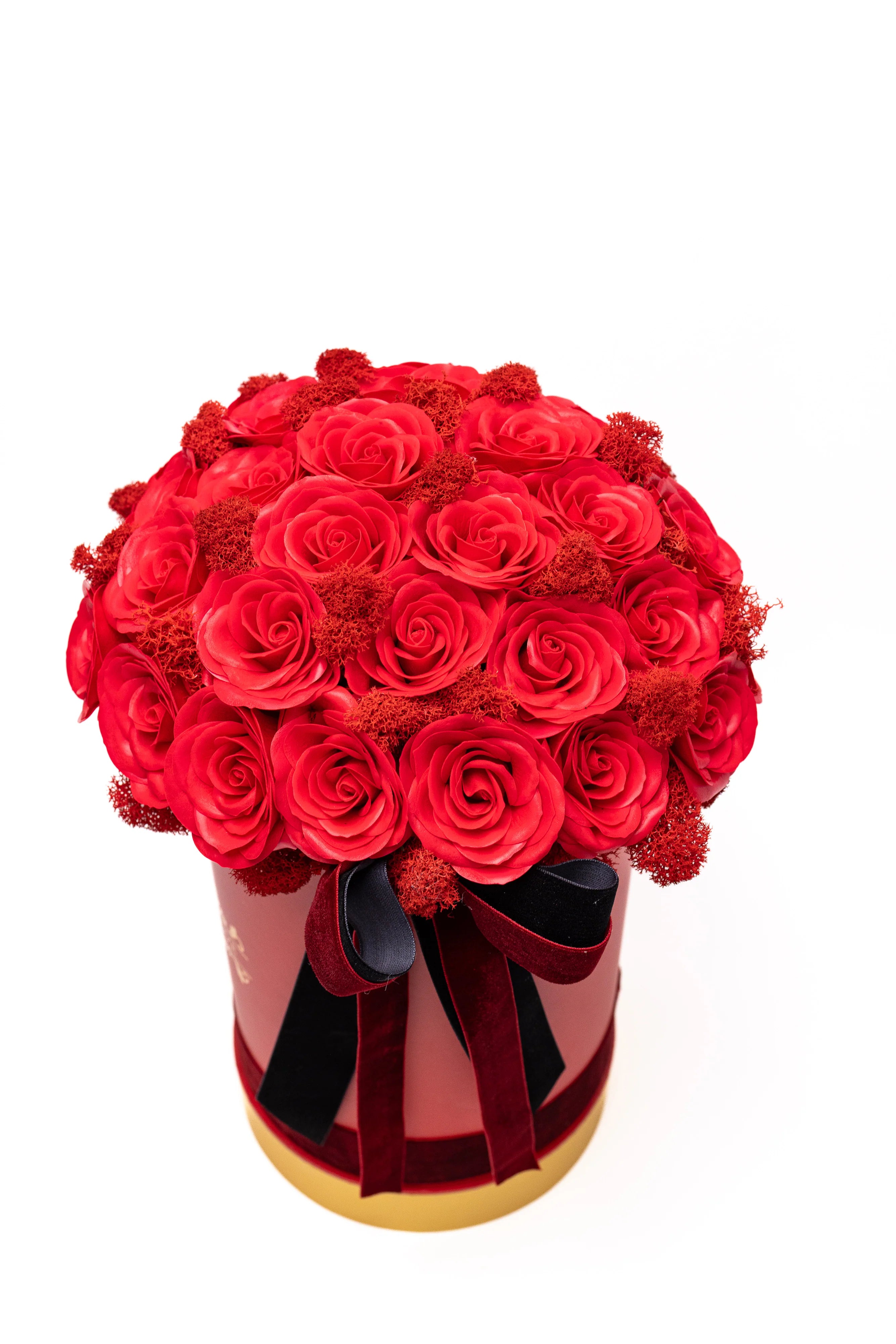 Aranjament cutie vișinie cu trandafiri roșii „Pasiune”