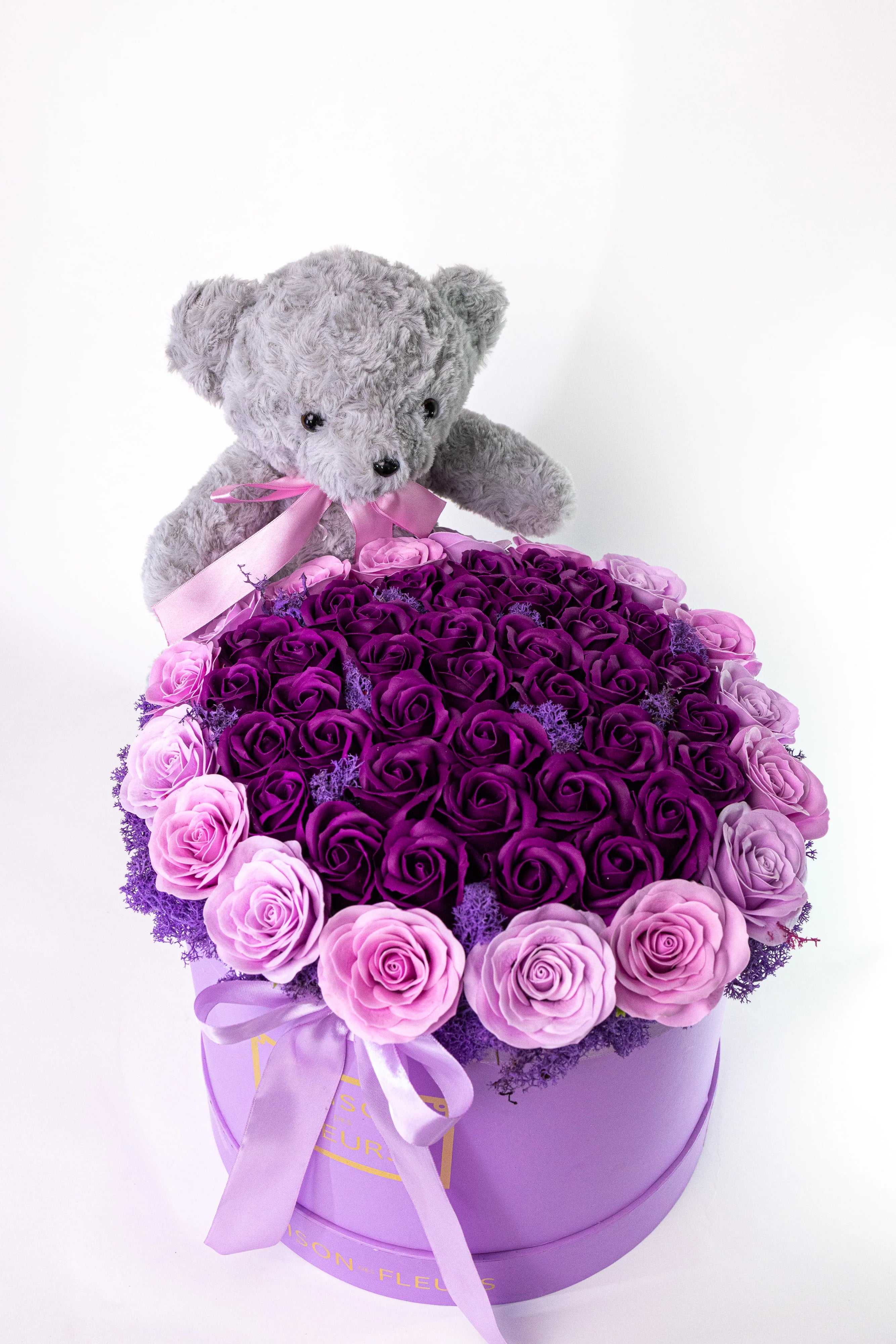 Aranjament Lux Trandafiri Săpun Violet-Roz, Ursulet Gri